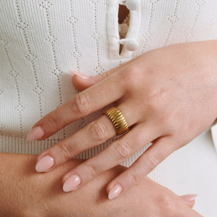 Nova - uritettu rengas ruostumattomasta teräksestä