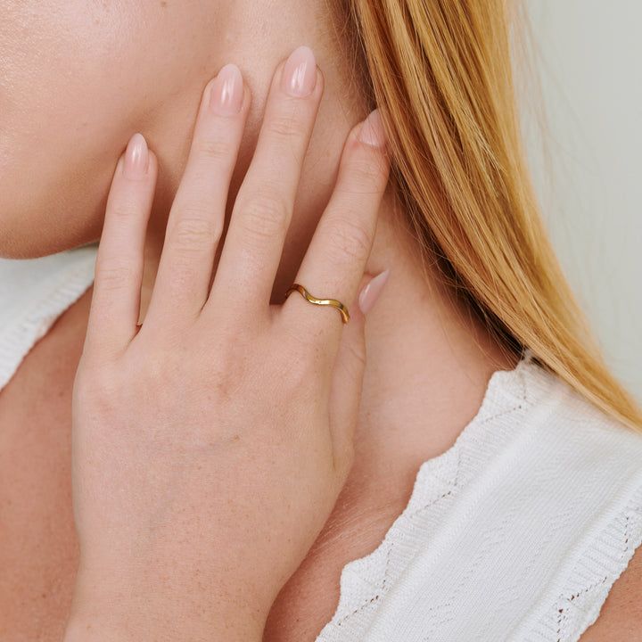 Johanna - Aaltomainen Sormus Ruostumattomasta Teräksestä