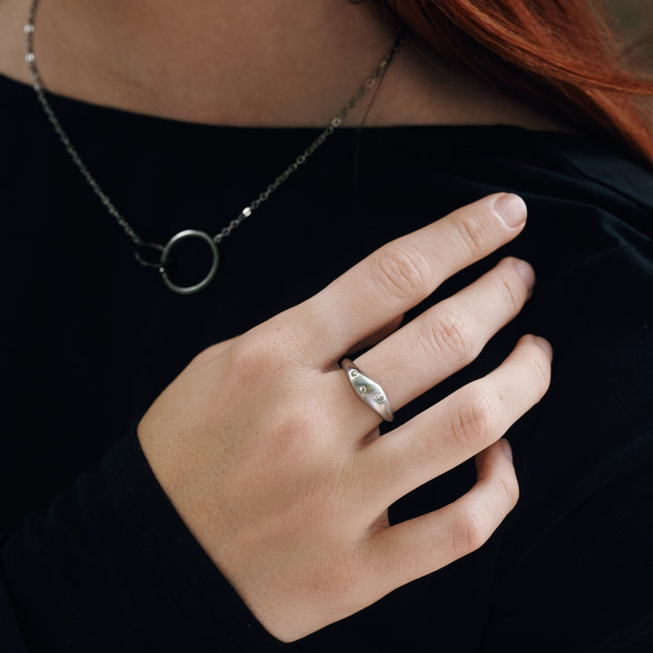 Triana - ympyräkaulakoru ruostumattomasta teräksestä