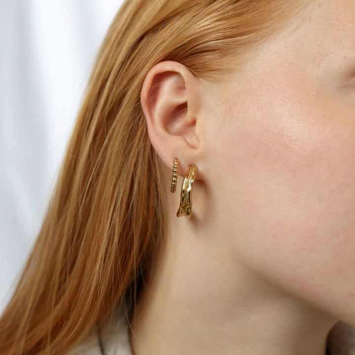 Kajsa - Vasaroidut nappikorvakorut ruostumattomasta teräksestä