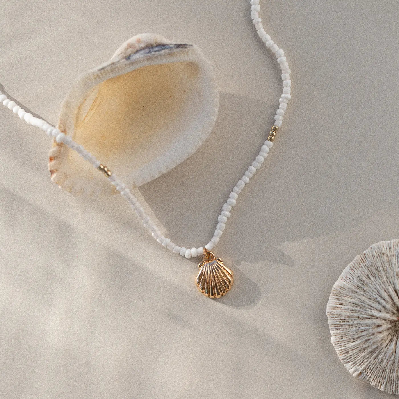Ellie - Mermaid Shell White Beads kaulakoru