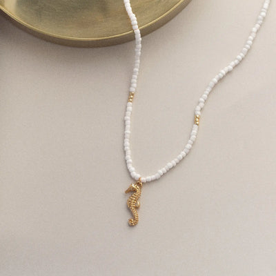 Ellie - Seahorse White Beads -kaulakoru