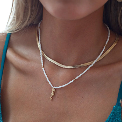 Ellie - Seahorse White Beads -kaulakoru