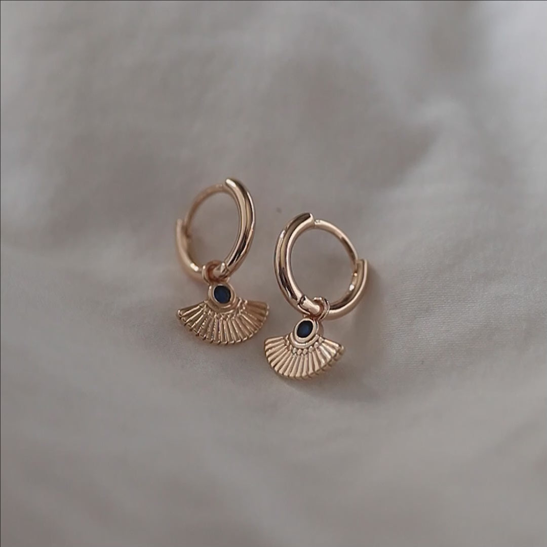 Tuuletin Crystal Hoop -korvakorulla
